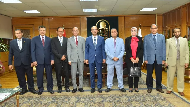 رئيس جامعة أسيوط يرأس لجنة اختيار عميد كلية الآداب