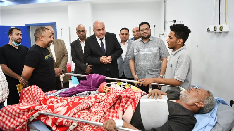 محافظ قنا يزور فني كهرباء الوقف بمستشفى الجامعة
