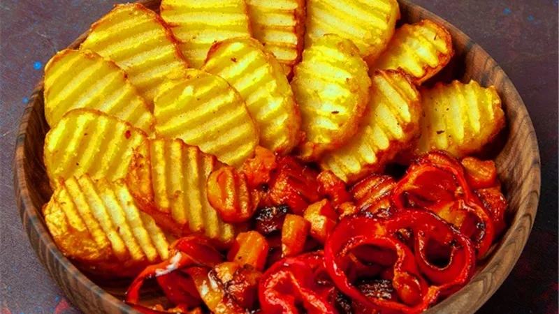 سهلة ولذيذة.. وجبة البطاطس بالسجق أجمل أكلة على سفرة الغداء