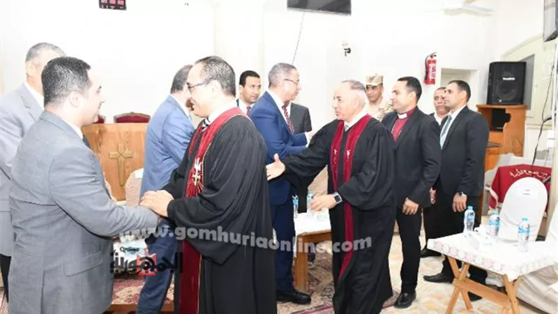 محافظ الفيوم يزور الكنيستين الإنجيلية والكاثوليكية