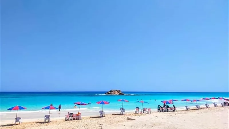 حملات مكبرة وأعمال تجميل ونظافة للشواطئ وحفلات لشم النسيم بمطروح