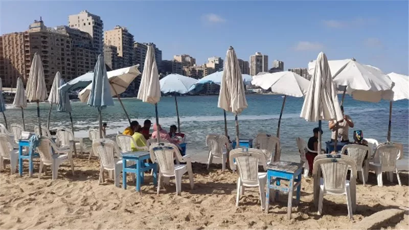 شواطئ العجمى وستانلى ترفع الراية الحمراء بسبب ارتفاع الامواج