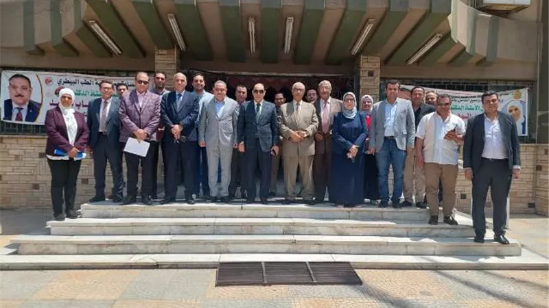 نائب رئيس جامعة الزقازيق يتفقد المعامل بالطب البيطرى