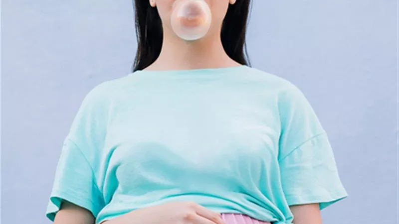 تعرف على اهمية مضغ العلكة اثناء الحمل