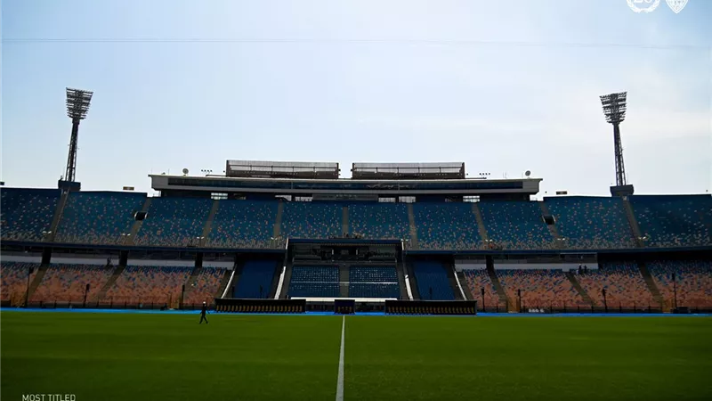 جهاز الزمالك يتفقد أرضية ستاد القاهرة قبل مواجهة البنك الأهلى