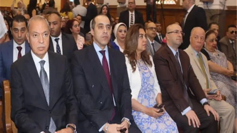 محافظ القليوبية يشهد قداس عيد القيامة المجيد بالكنيسة الإنجيلية
