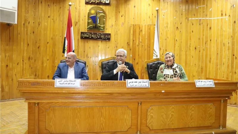 مدير تعليم القاهرة يعقد اجتماعا استعداداً لإمتحانات آخر العام