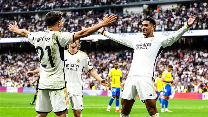 ريال مدريد يضرب قادش بثلاثية وينتظر تعثر برشلونة للتتويج رسميا