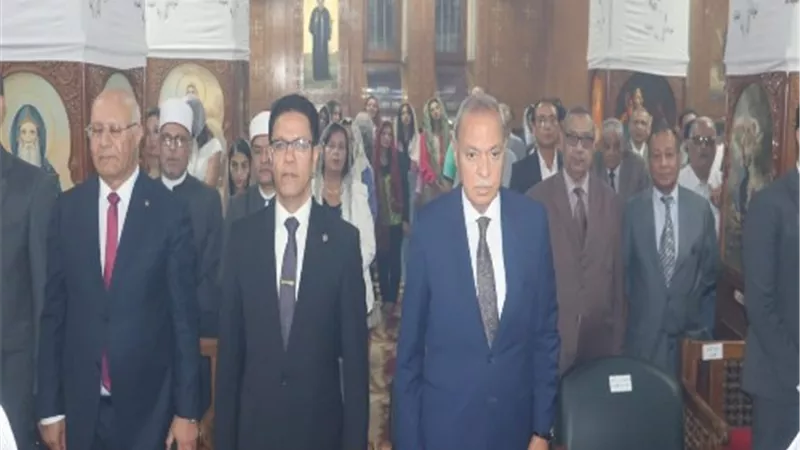 محافظ القليوبية يشهد قداس عيد القيامة المجيد بكنيسة السيدة العذراء ببنها