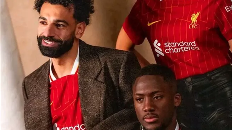 محمد صلاح من كواليس جلسة تصوير ليفربول لقميص الموسم القادم ..شاهد