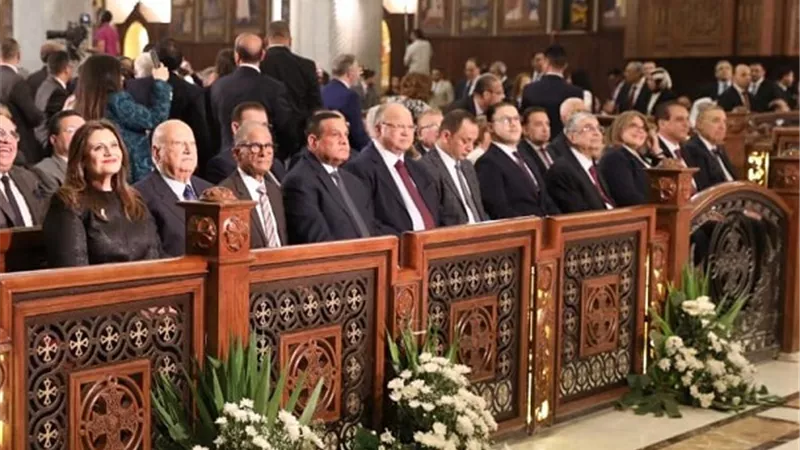 وزير التنمية المحلية يشارك في القداس بالكاتدرائية المرقسية