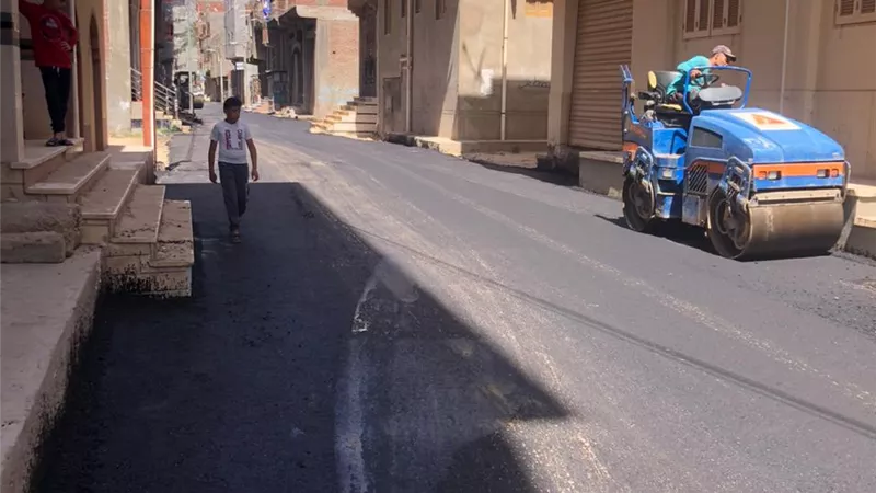 محافظ كفرالشيخ يتابع أعمال الرصف الجارية بمنطقة الإدارة التعليمية