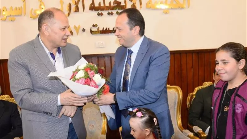 محافظ أسيوط يزور الكنيسة الإنجيلية الأولى بحي غرب