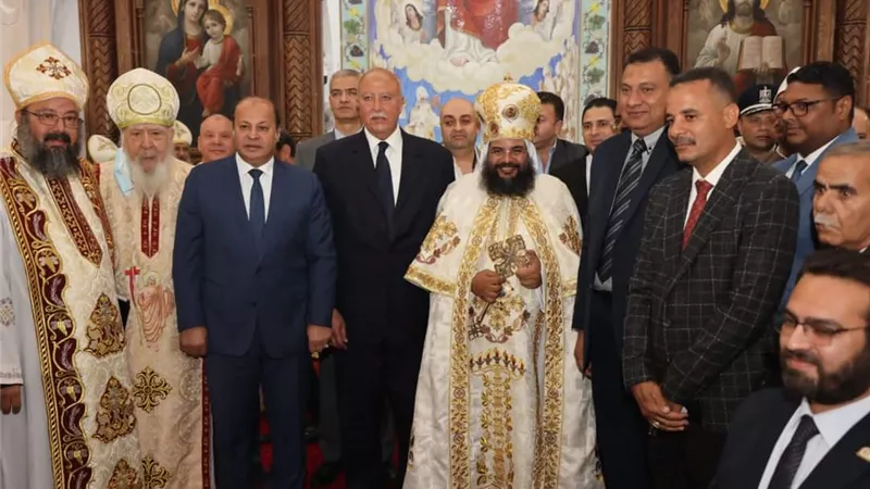 السكرتير العام بالبحرالأحمر يهنئ الأخوة المسيحيين
