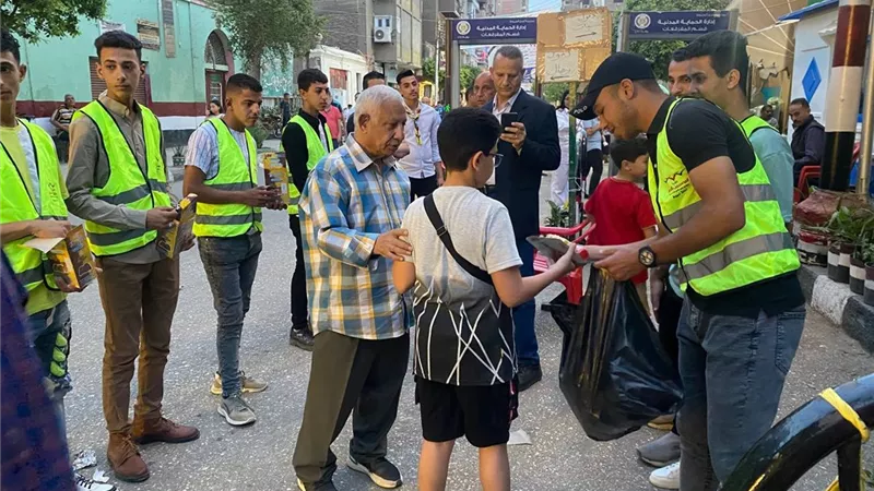 المصريين الأحرار بأسيوط يقدم الهدايا والورود على شعب الكنائس