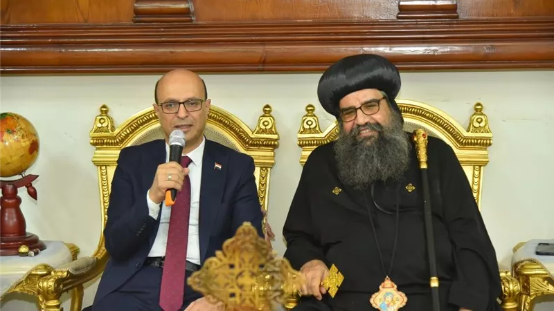 رئيس جامعة أسيوط يزور عدد من الكنائس ؛ للتهنئة بعيد القيامة