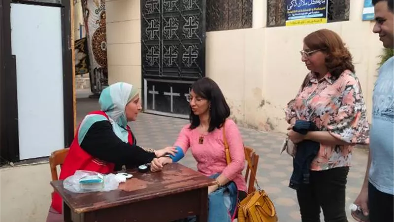 انتشار الفرق الطبية أمام الكنائس والمتنزهات بالدقهلية