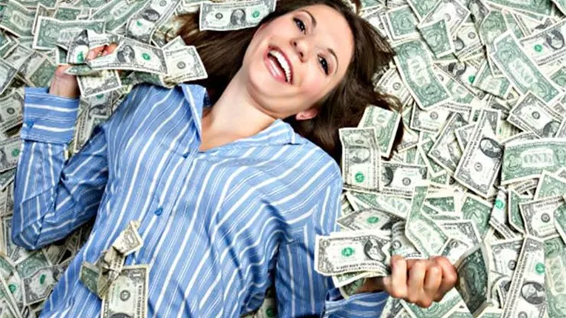امراة امريكية يحالفها الحظ وتفوز بمليون دولارمرتين
