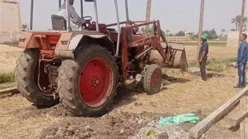 إيقاف بناء مخالف بأرض زراعية بطريق ديرب الزقازيق بهنباى