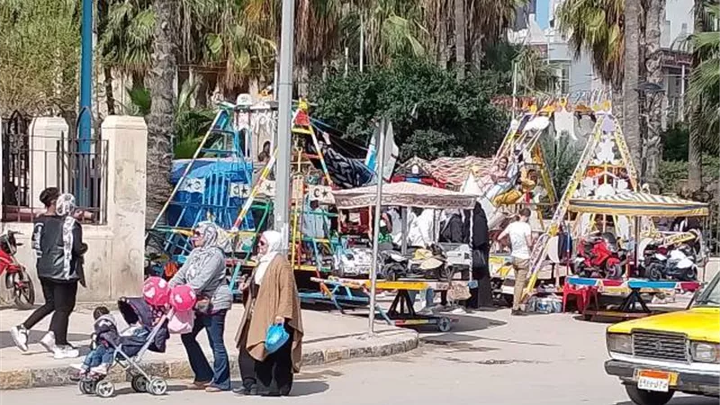 الملاهي الشعبية تغزو ميادين الإسكندرية احتفالا بشم النسيم