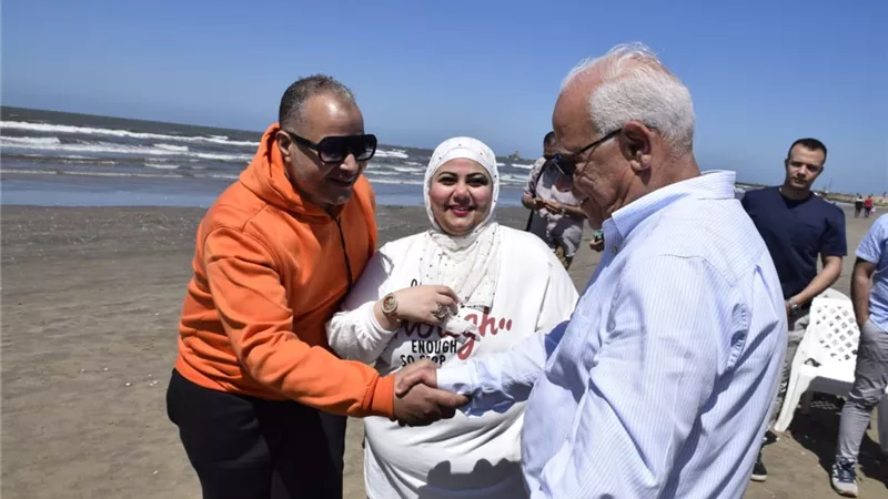 في شم النسيم شاطيء بورسعيد كامل العدد والمحافظ يفاجئ الزائرين