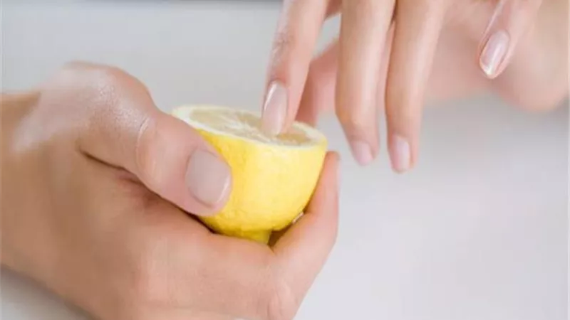 5 طرق بسيطة تخلصك من رائحة الرنجة والفسيخ في اليدين