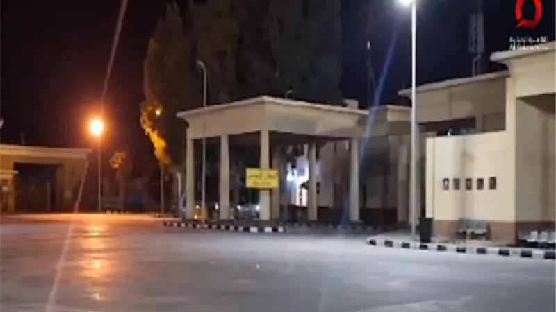 شاهد .. لقطات ترصد أصوات القذائف والاشتباكات من الجانب الفلسطيني لمعبر رفح