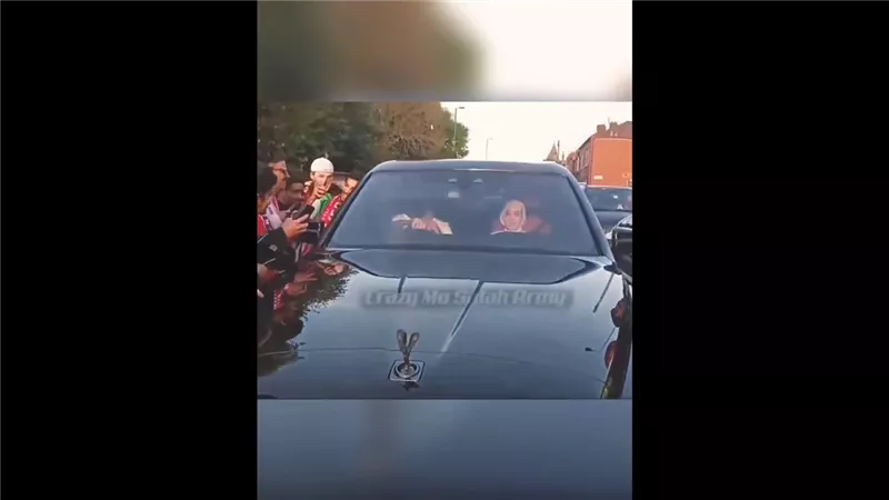 شاهد التفاف الجماهير حول سيارة صلاح عند مغادرته ملعب الانفيلد