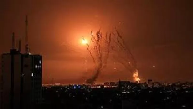 طائرات الاحتلال تنفذ أحزمة نارية عنيفة بمحيط معبر رفح من الجانب الفلسطيني