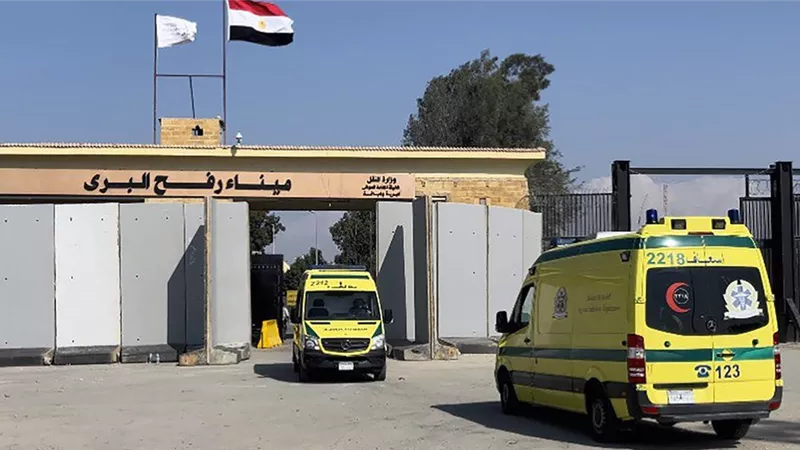 القاهرة الإخبارية:الجانب المصرى بمعبر رفح مفتوح دائما أمام سيارات الاسعاف