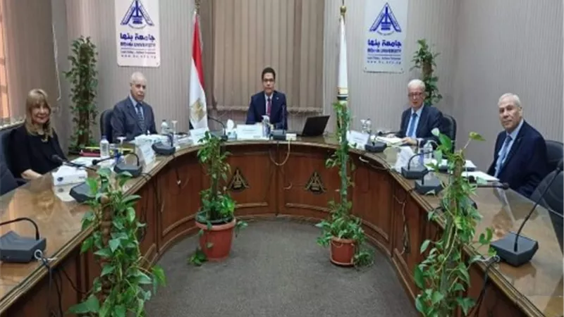 رئيس جامعة بنها يترأس لجنة اختيار عميد كلية التجارة