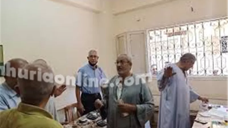 رئيس مدينة قوص يتابع تقديم المواطنين طلبات التصالح بالمركز