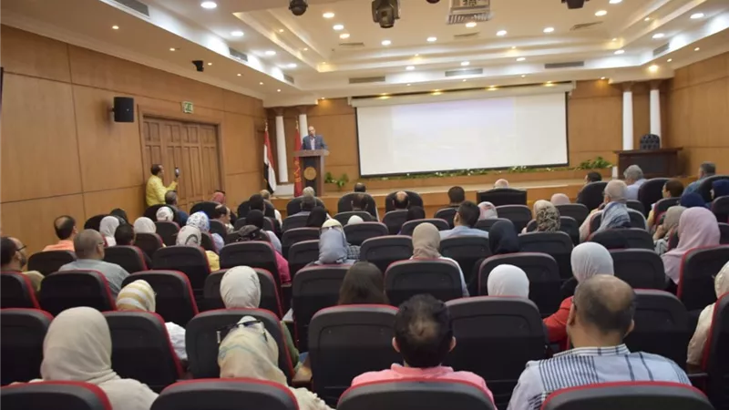 محافظ بورسعيد يستعرض الإجراءات التنظيمية التي اتخذتها المحافظة