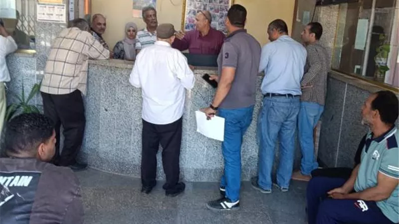 استقبال المواطنين لتلقى طلبات التصالح فى السويس