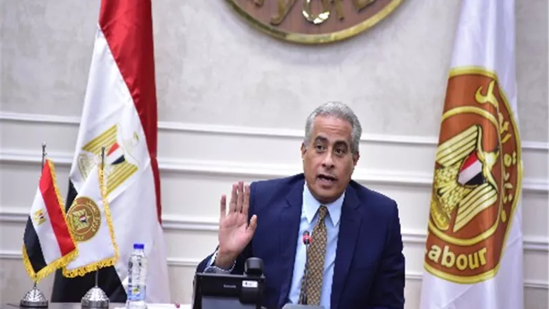 وزير العمل يشدد على شركات الحاق العمالة والعمال بالالتزام بالشروط والإجراءات المتفق عليها