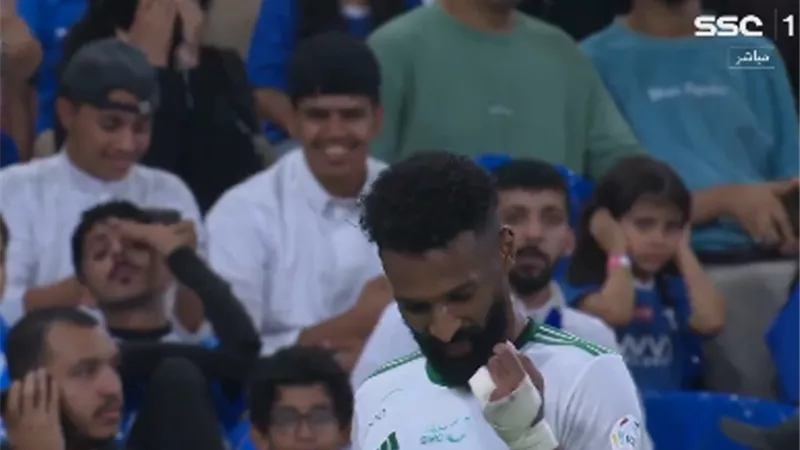 فراس البريكان يتقدم للأهلي على الهلال السعودي