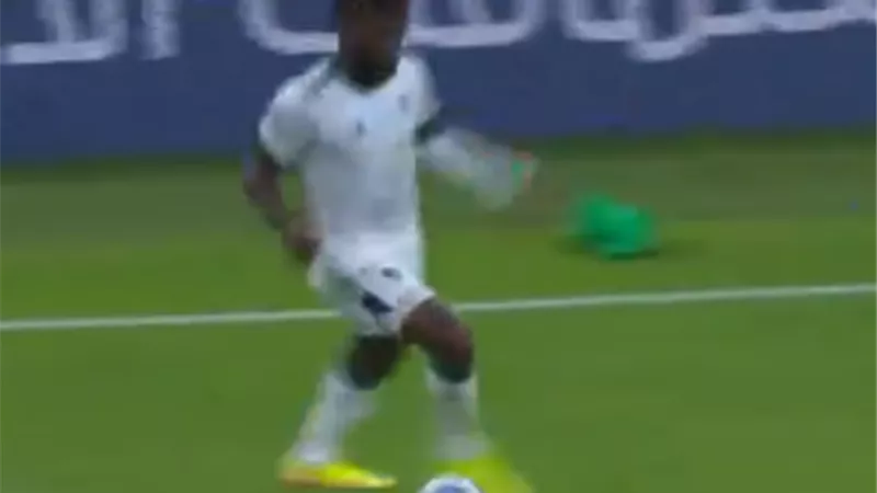 شاهد .. نجم الاهلي يتلاعب بدفاع الهلال