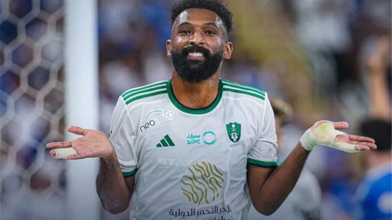 الأهلي السعودي ينهي الشوط الأول متقدما على الهلال بهدف البريكان