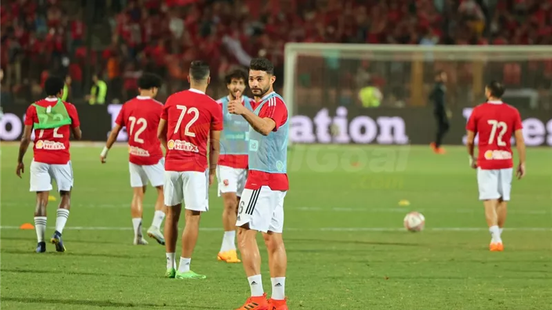 لاعبو الأهلي يجرون عمليات الإحماء قبل مواجهة 
