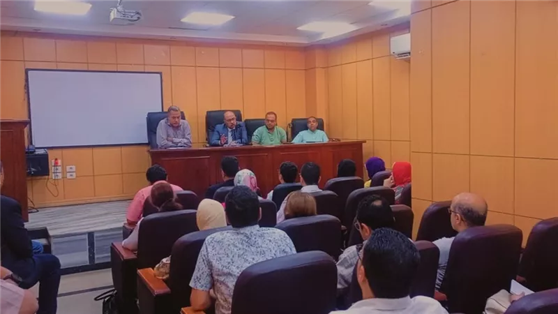 وكيل وزارة الصحة بأسيوط يلتقي رؤساء الأقسام المختلفة مستشفى العام