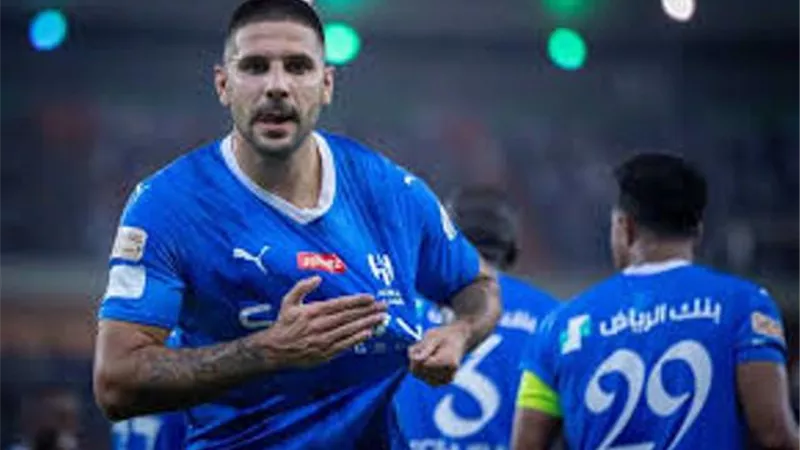 ميتروفيتش يدرك التعادل للهلال أمام الأهلي
