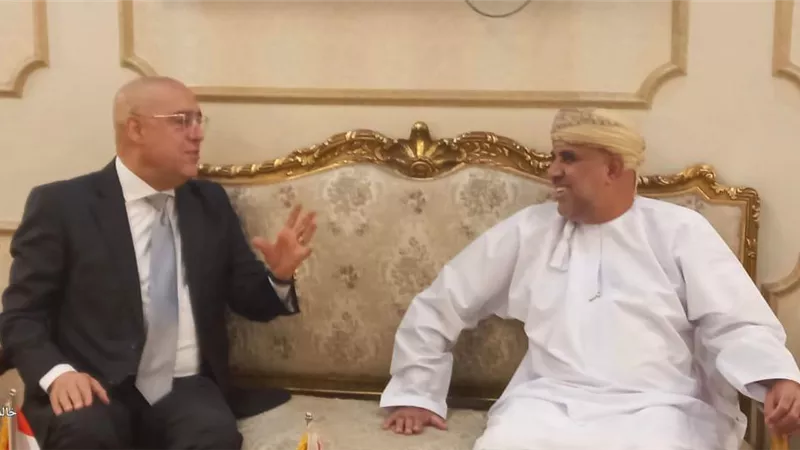 وزير الإسكان يستقبل نظيره العماني بمطار القاهرة الدولي