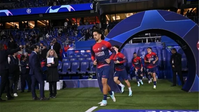 لاعبو باريس يجرون عمليات الإحماء استعدادا لـ دورتموند - فيديو