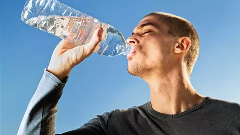 طبيب يحذر من شرب الماء فى زجاجة بلاستيكية..اعرف السبب