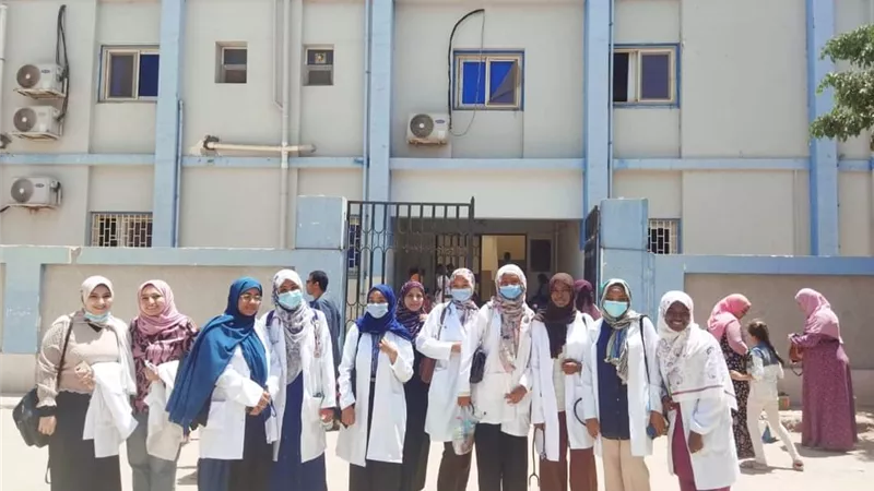جامعة أسيوط تطلق قافلة طبية شاملة للكشف بالمجان على أهالى قرية منقباد