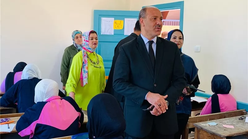 مدير تعليم الاسكندرية يتفقد لجان امتحانات النقل