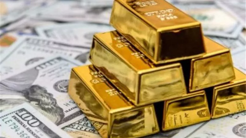 الذهب يتراجع وسط ارتفاع الدولار