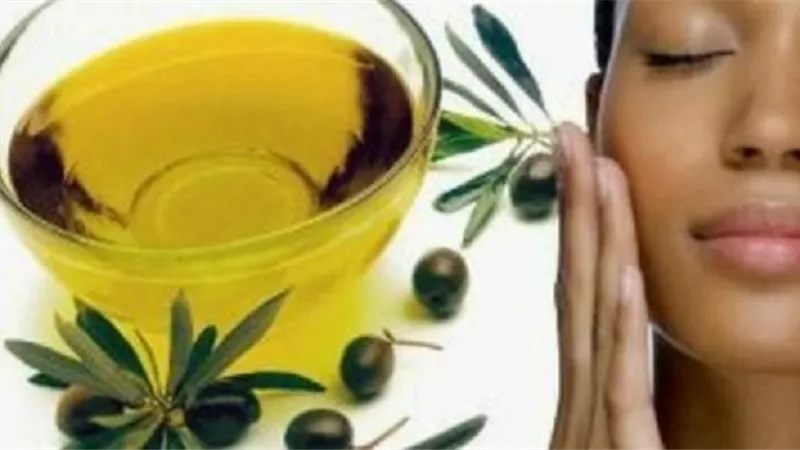 أبرز فوائد زيت الزيتون للوجه .. تنظيف البشرة