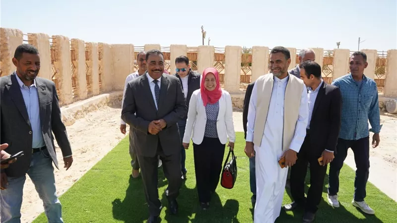 محافظ مطروح يتفقد حضانة أغورمي المنشأة على الطراز البيئى بسيوة