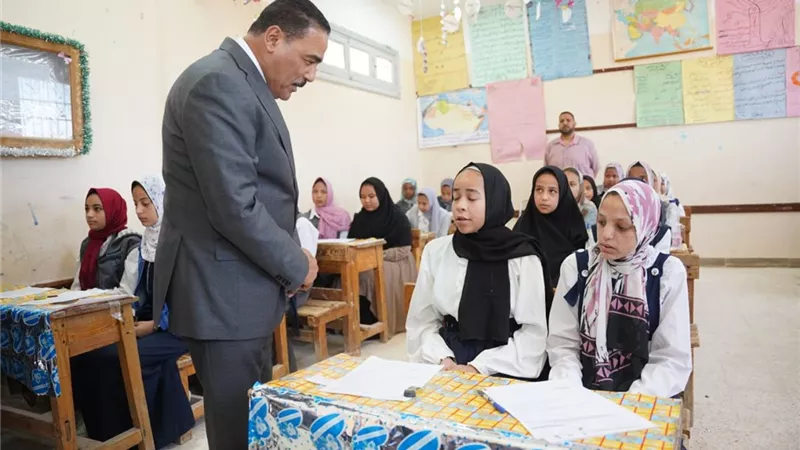 محافظ مطروح يتابع امتحانات النصف الثاني بمدارس سيوة
